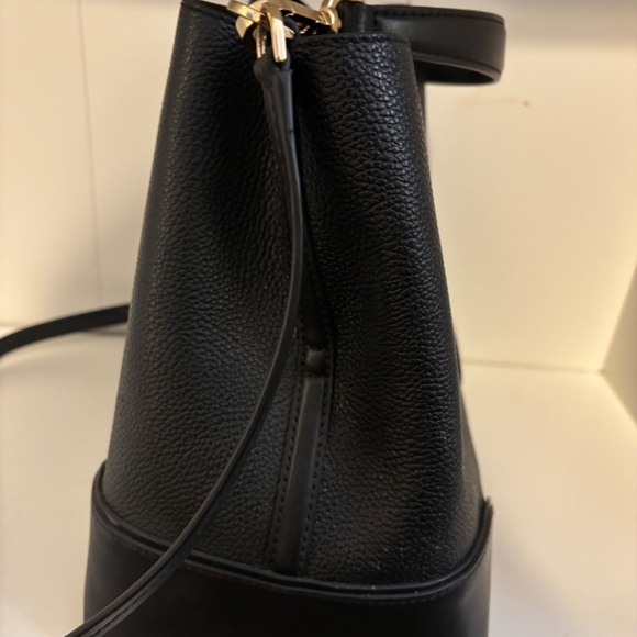 Micheal kors bucket bag/ cross body - Picture 3 of 6